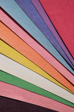 İnşaat kağıdı. Makro çekim ya da renkli kağıdın aşırı yakın plan çekimi. Kağıtlar dokuyu, lifleri, kusurları ve daha fazlasını gösteriyor. Renkli İnşaat Kağıdı. Arkaplan, duvar kağıtları ve Dokular.