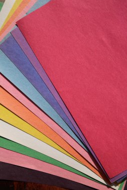 İnşaat kağıdı. Makro çekim ya da renkli kağıdın aşırı yakın plan çekimi. Kağıtlar dokuyu, lifleri, kusurları ve daha fazlasını gösteriyor. Renkli İnşaat Kağıdı. Arkaplan, duvar kağıtları ve Dokular.