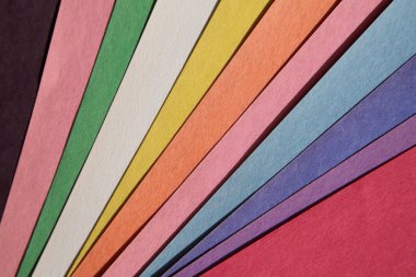 İnşaat kağıdı. Makro çekim ya da renkli kağıdın aşırı yakın plan çekimi. Kağıtlar dokuyu, lifleri, kusurları ve daha fazlasını gösteriyor. Renkli İnşaat Kağıdı. Arkaplan, duvar kağıtları ve Dokular.