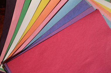 İnşaat kağıdı. Makro çekim ya da renkli kağıdın aşırı yakın plan çekimi. Kağıtlar dokuyu, lifleri, kusurları ve daha fazlasını gösteriyor. Renkli İnşaat Kağıdı. Arkaplan, duvar kağıtları ve Dokular.