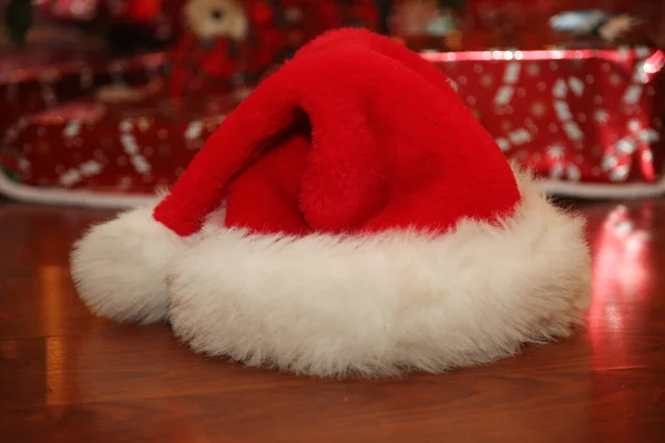 Χριστούγεννα Σάντα Χατ Καπέλο Βασίλη Κάτω Από Χριστουγεννιάτικο Δέντρο Άγιος — Φωτογραφία Αρχείου