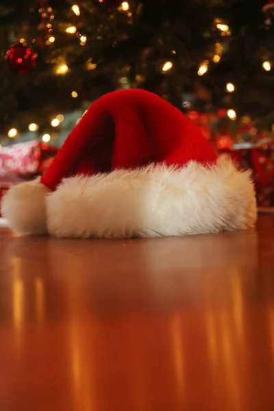 Navidad Santa Sombrero Sombrero Papá Noel Bajo Árbol Navidad Santa — Foto de Stock