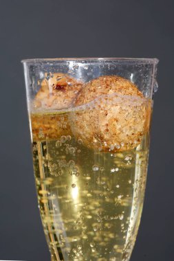 Şampanya. Yakın plan. Şampanya köpükleri. - Şampanya. Şampanyayı bardağa dolduruyorum. Bir bardak şampanya..