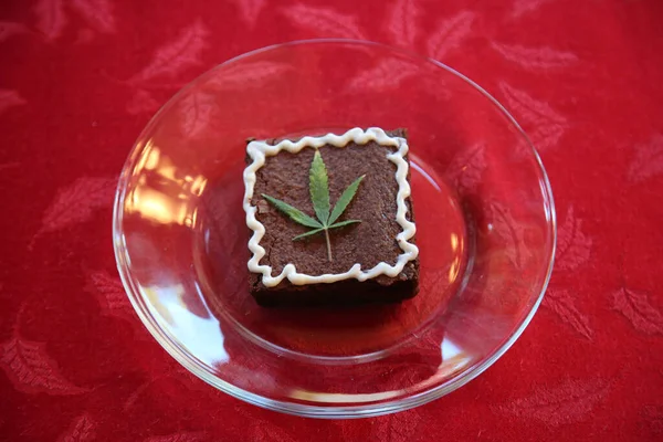 Weihnachten Schokoladen Brownies Mit Cannabis Infiziert Marihuana Blatt Weihnachtsgeschenk Geschenk — Stockfoto