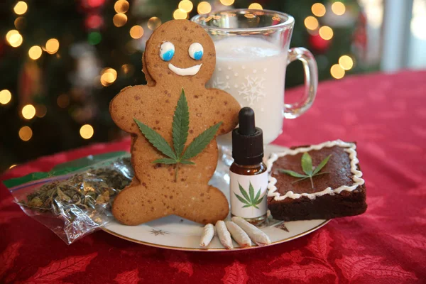 Weihnachten Essbares Marihuana Lebkuchenmann Der Weihnachtsmann Schenkt Essbares Und Marihuana — Stockfoto