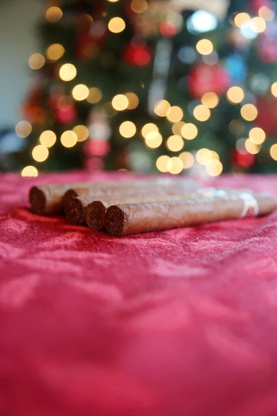 手卷雪茄 送给圣诞老人的礼物节假日礼物 好烟草 手卷雪茄 送给圣诞老人的礼物节假日礼物 — 图库照片