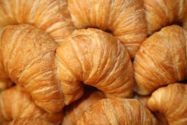 크로와 따뜻하고 엉덩이크로 프랑스와 미국의 Croissants Baked Pastries 세계적으로 즐긴다 — 스톡 사진