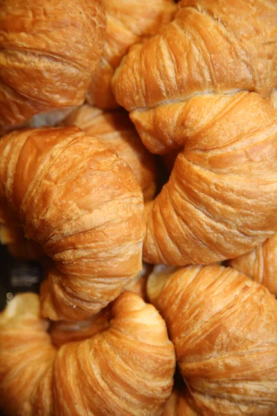 크로와 따뜻하고 엉덩이크로 프랑스와 미국의 Croissants Baked Pastries 세계적으로 즐긴다 — 스톡 사진