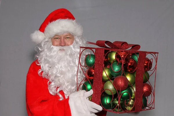 圣诞节 圣诞老人的圣诞礼物圣诞装饰品 圣诞老人 圣诞老人在一个装有彩带的盒子里放着圣诞球装饰品 北极圣诞老公公的怀旧神像 圣诞老人举行圣诞庆典 — 图库照片