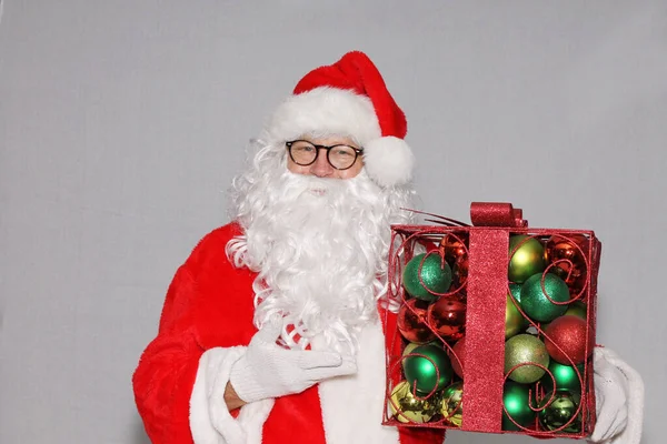 Weihnachten Weihnachtsgeschenk Mit Weihnachtsmann Weihnachtsschmuck Weihnachtsmann Der Weihnachtsmann Hält Eine — Stockfoto