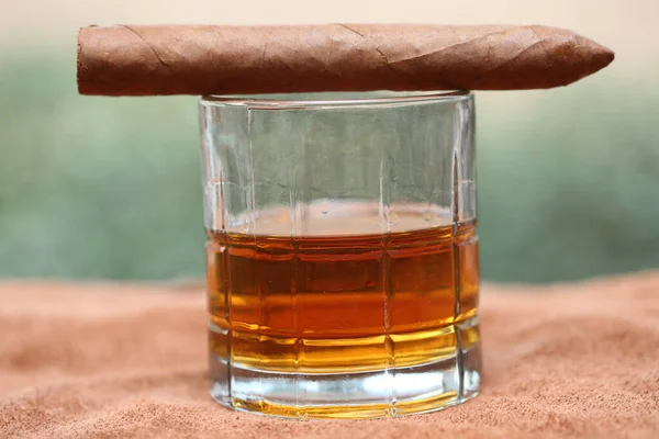 Kubanische Zigarre Handgerollte Kubanische Zigarre Auf Einem Glas Whiskey Auf — Stockfoto