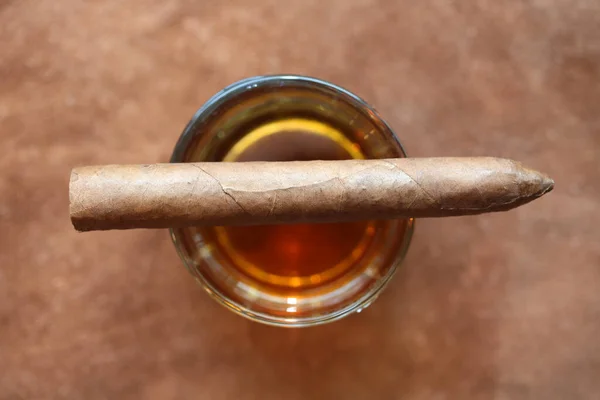 Kubanische Zigarre Handgerollte Kubanische Zigarre Auf Einem Glas Whiskey Auf — Stockfoto