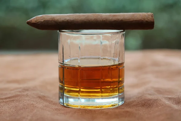 Kubanische Zigarre Handgerollte Kubanische Zigarre Auf Einem Glas Whiskey Auf — Stockfoto