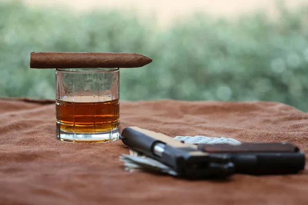 Zigarre Kubanische Zigarre Whiskey Bargeld Pokerhand Und Eine Handfeuerwaffe Auf — Stockfoto