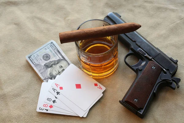 采购产品古巴雪茄 威士忌 扑克手 和皮革背景的手枪 扑克选手带枪 与对手摊牌 带着枪的扑克玩家在赌场里玩牌 死人的手拿着手枪 威士忌和雪茄 — 图库照片