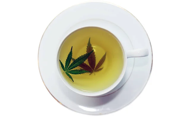 Konopný Bylinný Čaj Čajovém Šálku Zelenými Marihuanovými Listy Lékařské Účely — Stock fotografie