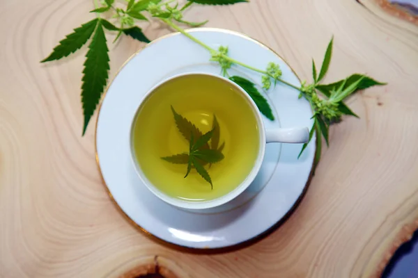 Cannabis Örtte Tekopp Med Gröna Marijuanablad Medicinska Ändamål För Sömn — Stockfoto