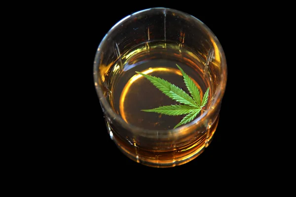 Whiskey Mit Einem Marihuana Blatt Schwarzer Samthintergrund Cannabis Likör Alkoholisches — Stockfoto