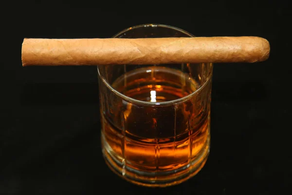 Whisky Och Cigarr Fine Whiskey Och Cigar Svart Sammet Utrymme — Stockfoto