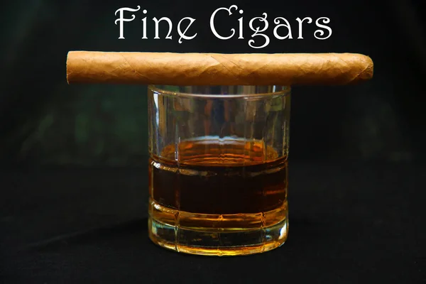 Whiskey Und Zigarre Feiner Whiskey Und Kubanische Zigarre Auf Schwarzem — Stockfoto