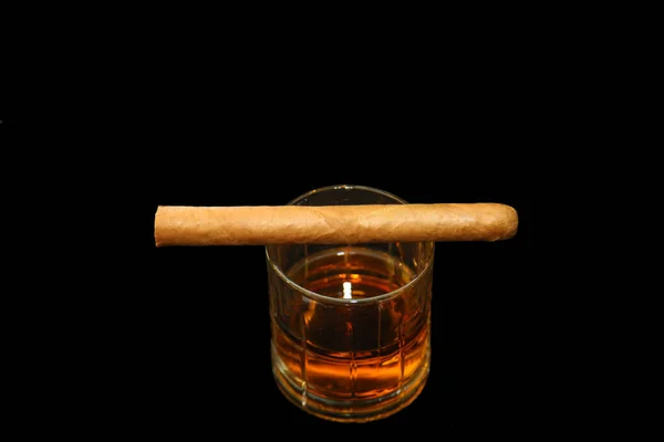 Whiskey Und Zigarre Feiner Whiskey Und Kubanische Zigarre Auf Schwarzem — Stockfoto