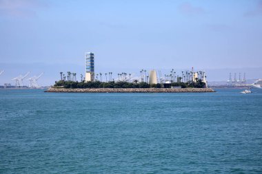 27 Ağustos 2021 'de Long Beach, CA: Offshore Oil Island' da petrol şirketlerinin sondaj yaptığı yer. Long Beach, CA Limanı 'nda yük gemileriyle çevrili.. 