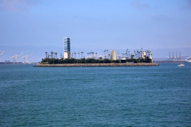27 Ağustos 2021 'de Long Beach, CA: Offshore Oil Island' da petrol şirketlerinin sondaj yaptığı yer. Long Beach, CA Limanı 'nda yük gemileriyle çevrili.. 