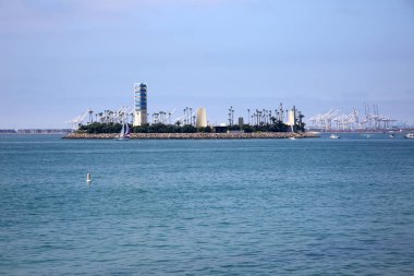 27 Ağustos 2021 'de Long Beach, CA: Offshore Oil Island' da petrol şirketlerinin sondaj yaptığı yer. Long Beach, CA Limanı 'nda yük gemileriyle çevrili.. 