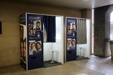 27 Ağustos 2021 San Diego California: Bir tren istasyonundaki fotoğraf kabini halka hazır fotoğraflar temin ediyor. Fotoğraf kabinleri eğlencelidir. Selfie Fotoğraf Booth. Özel olay fotoğraf kabini. Fotoğraf kabinleri anlık fotoğraflar çeker ve basar. Eğlenceli.. 