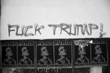 Los Angeles, Kaliforniya. 17 Ağustos 2021: Los Angles 'ın Başkan Donald J. Trump' a olan nefreti Los Angeles şehir merkezindeki Kaliforniya 'nın duvarına boyanmış grafiti spreyi. 