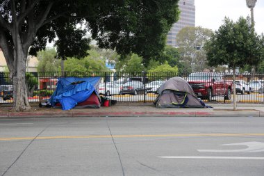 Los Angeles, Kaliforniya. 17 Ağustos 2021 Los Angeles Evsiz Çadırları ve Kampları. Evsizler Los Angeles 'ta yaşamak ve uyumak için kaldırımlara ve çeşitli yerlere çadırlar kurdular.. 