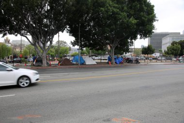 Los Angeles, Kaliforniya. 17 Ağustos 2021 Los Angeles Evsiz Çadırları ve Kampları. Evsizler Los Angeles 'ta yaşamak ve uyumak için kaldırımlara ve çeşitli yerlere çadırlar kurdular.. 