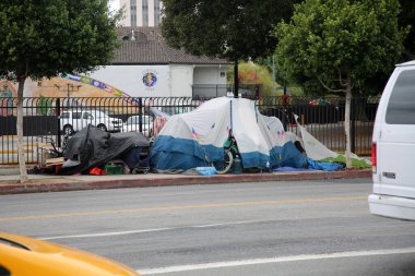 Los Angeles, Kaliforniya. 17 Ağustos 2021 Los Angeles Evsiz Çadırları ve Kampları. Evsizler Los Angeles 'ta yaşamak ve uyumak için kaldırımlara ve çeşitli yerlere çadırlar kurdular.. 