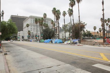 Los Angeles, Kaliforniya. 17 Ağustos 2021 Los Angeles Evsiz Çadırları ve Kampları. Evsizler Los Angeles 'ta yaşamak ve uyumak için kaldırımlara ve çeşitli yerlere çadırlar kurdular.. 
