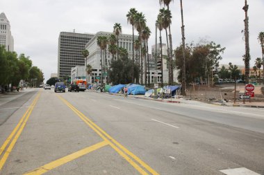Los Angeles, Kaliforniya. 17 Ağustos 2021 Los Angeles Evsiz Çadırları ve Kampları. Evsizler Los Angeles 'ta yaşamak ve uyumak için kaldırımlara ve çeşitli yerlere çadırlar kurdular.. 