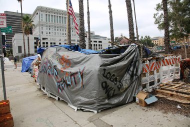 Los Angeles, Kaliforniya. 17 Ağustos 2021 Los Angeles Evsiz Çadırları ve Kampları. Evsizler Los Angeles 'ta yaşamak ve uyumak için kaldırımlara ve çeşitli yerlere çadırlar kurdular.. 