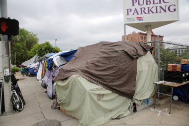 Los Angeles, Kaliforniya. 17 Ağustos 2021 Los Angeles Evsiz Çadırları ve Kampları. Evsizler Los Angeles 'ta yaşamak ve uyumak için kaldırımlara ve çeşitli yerlere çadırlar kurdular.. 