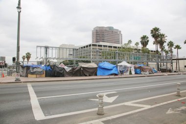 Los Angeles, Kaliforniya. 17 Ağustos 2021 Los Angeles Evsiz Çadırları ve Kampları. Evsizler Los Angeles 'ta yaşamak ve uyumak için kaldırımlara ve çeşitli yerlere çadırlar kurdular.. 