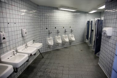 Umumi tuvalet. Umumi tuvalet. Erkekler tuvaleti. Umumi bir tuvalette lavabo, tuvalet ve pisuvar var var..  