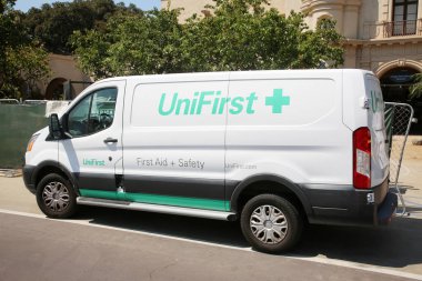 27 Ağustos 2021 San Diego, California UniFirst Company, ilk yardım aracı. İlk yardım malzemeleriyle dolu bir minibüs bir binaya mal taşıyor.. 