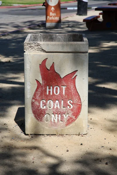Solo Carbones Calientes Cemento Carbón Caliente Solo Basura Puede Bote —  Fotos de Stock