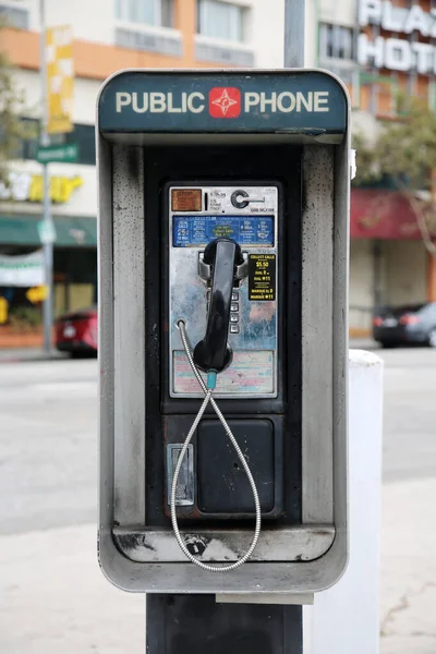 2021年8月27日 美国加利福尼亚州洛杉矶 在阳光明媚的一天 一个老式的 肮脏的投币电话在城市人行道上被显示出来 公共付费电话 供任何人使用 — 图库照片