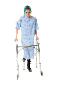 Yürümeyi öğrenen bir kadın. Yardım ve bakım kadını ayakta ve yürürken denge için yürüteç kullanır. Ameliyattan sonra rehabilitasyon. Sağlık Hizmetleri. Yürürken sağlık. Beyaz üzerinde yürüyen çerçeve kullanan kadın. Bir metal yürüyen çerçeve.