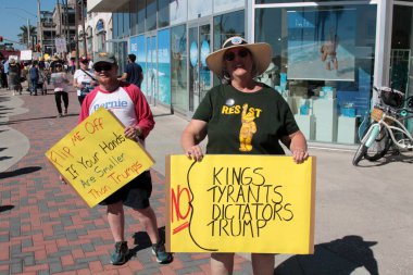 Huntington Beach, California - ABD - 18 Ekim 2025 Kings No Kings Day protestoları. Demokrat protestocular aptal kostümler giyip protesto tabelaları taşıyorlardı. Başkan Donald J. Trump 'a karşı protesto. ABD Politikası. Cumhuriyetçiler. Demokratlar. Protesto. 