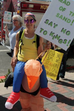Huntington Beach, California - ABD - 18 Ekim 2025 Kings No Kings Day protestoları. Demokrat protestocular aptal kostümler giyip protesto tabelaları taşıyorlardı. Başkan Donald J. Trump 'a karşı protesto. ABD Politikası. Cumhuriyetçiler. Demokratlar. Protesto. 