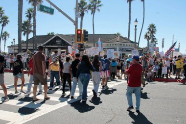 Huntington Beach, California - ABD - 18 Ekim 2025 Kings No Kings Day protestoları. Demokrat protestocular aptal kostümler giyip protesto tabelaları taşıyorlardı. Başkan Donald J. Trump 'a karşı protesto. ABD Politikası. Cumhuriyetçiler. Demokratlar. Protesto. 