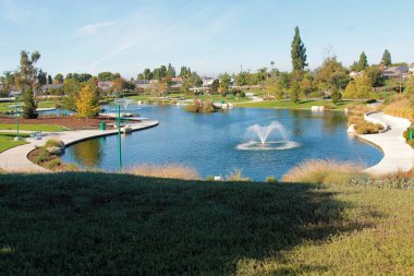 Gaziler Parkı. Lake Forest, California 'da. Eski adı Village Pond Park olan Gaziler Parkı, küçük bir tören ve kurdele kesimiyle 20 Kasım Salı günü yeniden hizmete girdi. Yerel bir Ördek Göleti ve Park..