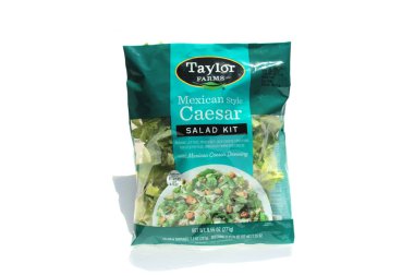 Lake Forest, California - ABD - 17 Kasım 2025 Taylor Farms, Meksika usulü salata seti. Karışık Meksika usulü Sezar salatası, yanında da Marul, Ekmek, Baharat ve Bitki. Salata ye.