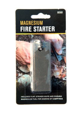 Lake Forest, California - ABD - 21 Kasım 2025: Magnezyum yangın başlatıcı kiti. Ateşleme başlatıcısı ve forvet. İtfaiye seti Flint, Striker Knife ve düzinelerce yangını başlatmaya yetecek kadar magnezyum yakıtı içeriyor. Acil yangın başlatıcı kiti. Hayatta kalma kiti. 
