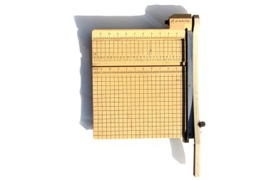 Lake Forest, California - ABD - 17 Kasım 2025: X-Acto kağıt kesicisi. Kağıt ve el işleri için kesim tahtası. Giyotin makası sapına keskin ve bağlı bir bıçak kullanır. Kağıt Kesiciler. 